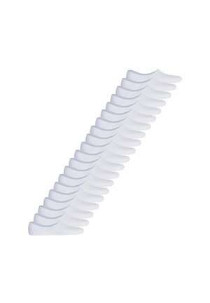 Dodici paia di calzini bianchi bassi e invisibili disposti diagonalmente su uno sfondo bianco.