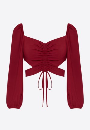 Rød kort bluse med firkantet udskæring, rynkede detaljer foran, lange pufærmer og bindebånd i taljen. Glat stoftekstur.