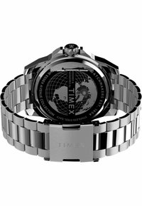 Montre en acier inoxydable avec un cadran noir à motif de globe, bracelet en argent et fermoir poli. Marquée « TIMEX » au dos.