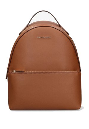 Mochila Michael Kors de cuero tostado con parte superior curva, bolsillo frontal con cremallera y asa única sobre fondo blanco.