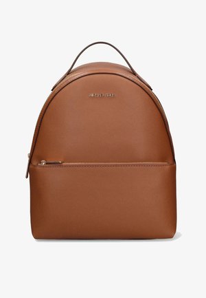 Michael Kors rygsæk i tanfarvet læder med buet top, lynlåslomme foran og enkelt håndtag på hvid baggrund.