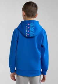 Felpa blu con cappuccio, dotata di una grafica colorata sulla nuca. Realizzata in tessuto morbido con polsini e orlo a coste.