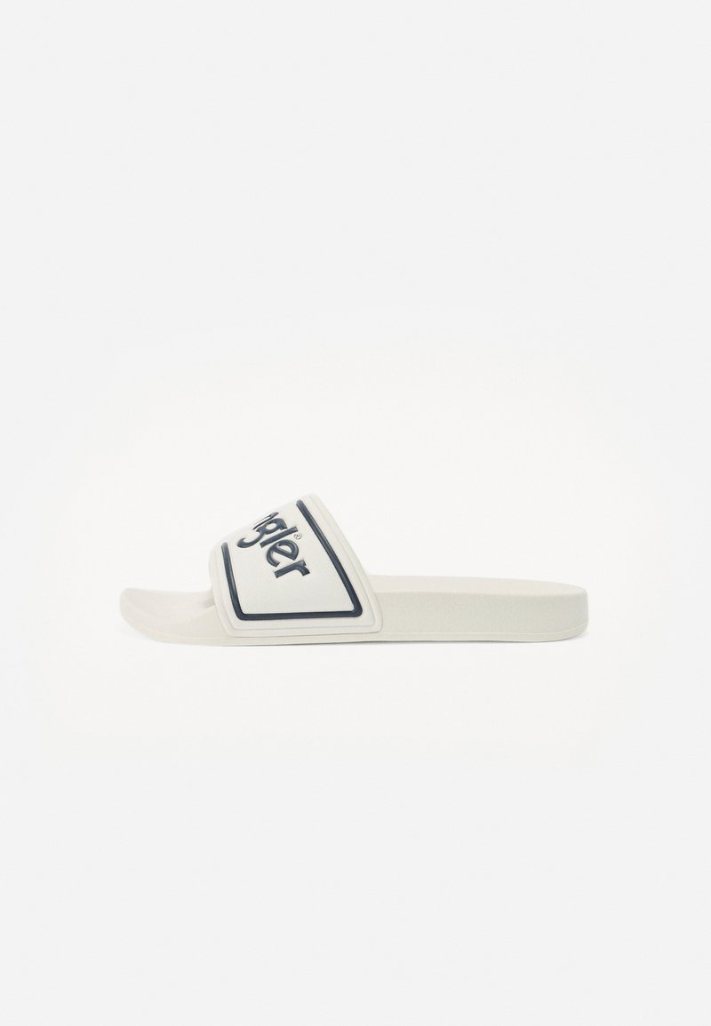 Sandală albă din cauciuc, cu o curea lată care prezintă un logo cu margine neagră în față. Talpă plată, design minimalist.