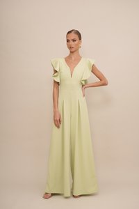 Lys grønne jumpsuit med volanger på ermene, dyp V-hals og vide ben. Laget av et glatt stoff med plisserte detaljer og minimale accenter.
