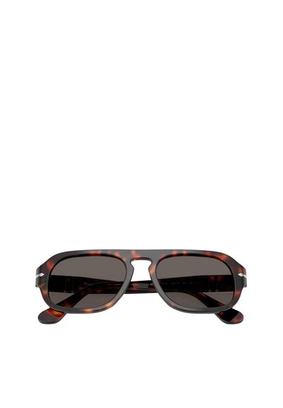 Occhiali da sole tartaruga con lenti scure, forma rettangolare, dettagli metallici sulle aste e un design con ponte largo.