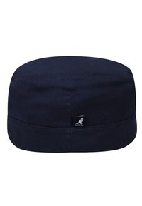 Beret de algodón azul marino con una textura suave, parte superior redondeada y una banda. Presenta un pequeño parche del logo de Kangol en el costado.