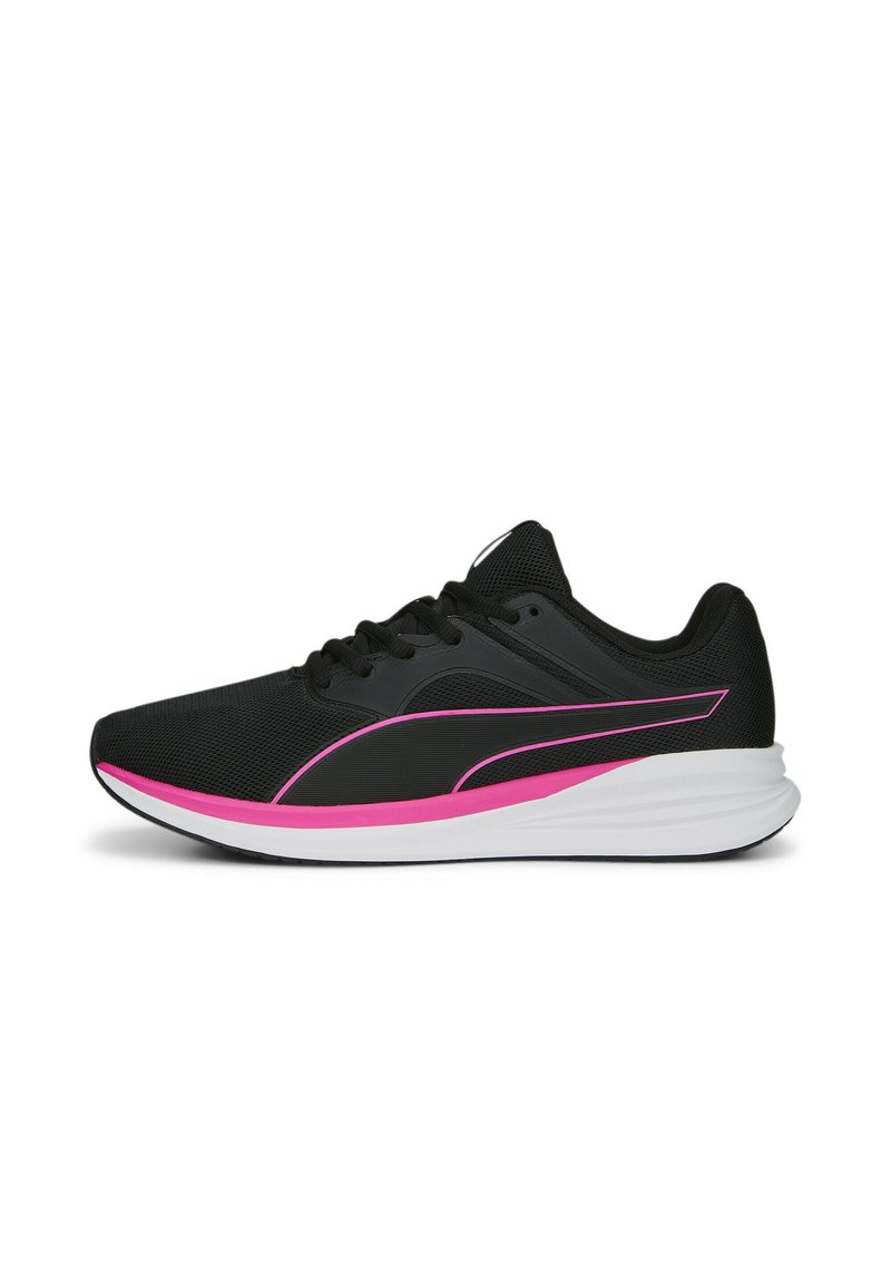 Zapatillas deportivas negras con parte superior de malla, acentos rosas y suela blanca. El diseño incluye cordones y una superficie texturada para un mejor agarre.