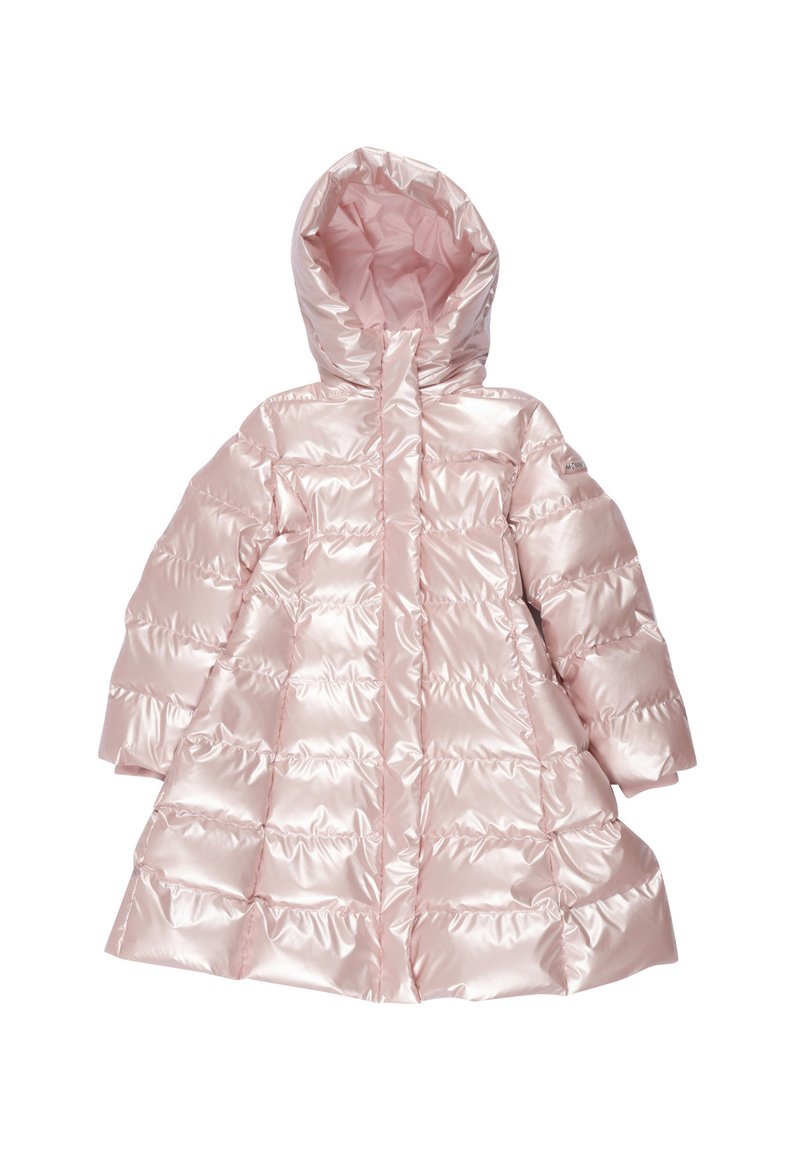 Cappotto imbottito rosa con finitura lucida, cappuccio e design trapuntato con sezioni orizzontali e una cerniera frontale dritta.