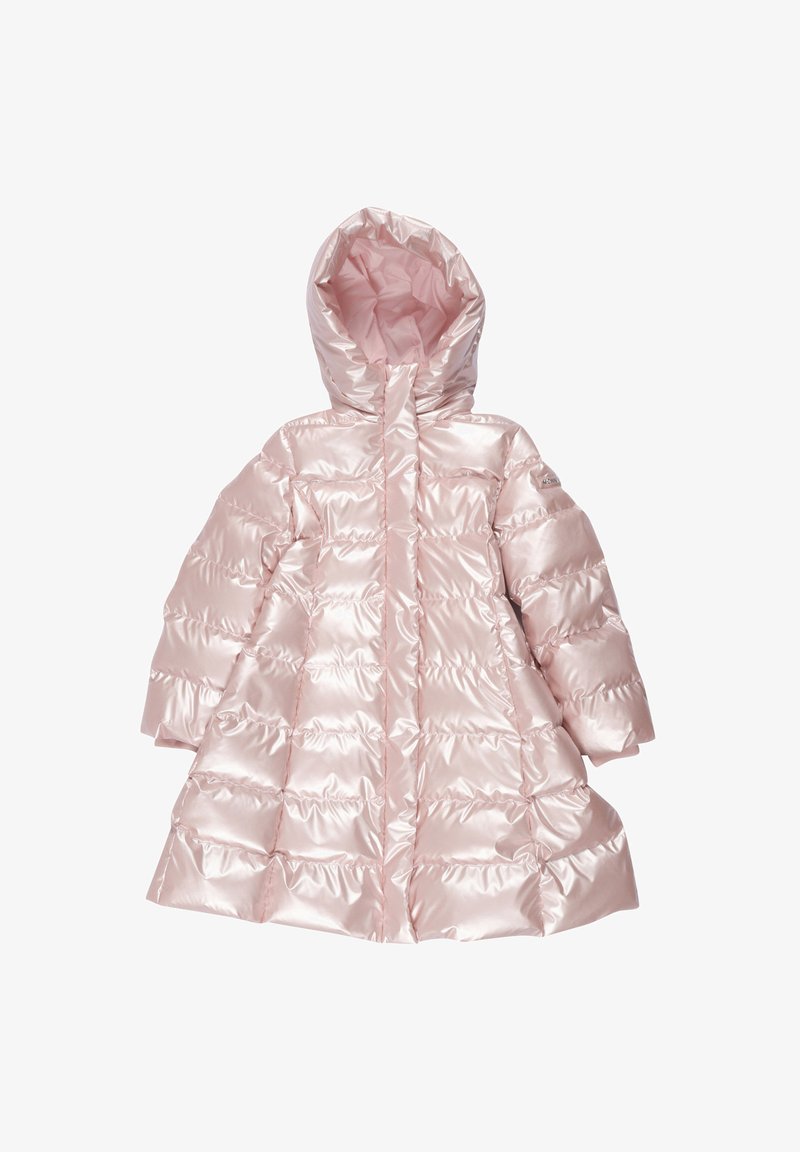 Cappotto imbottito rosa con finitura lucida, cappuccio e design trapuntato con sezioni orizzontali e una cerniera frontale dritta.