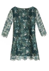 Koronkowa sukienka w odcieniach niebiesko-zielonych, z rękawami do połowy przedramienia, kwiatowym wzorem, falowanym dołem i zamkiem błyskawicznym z tyłu.