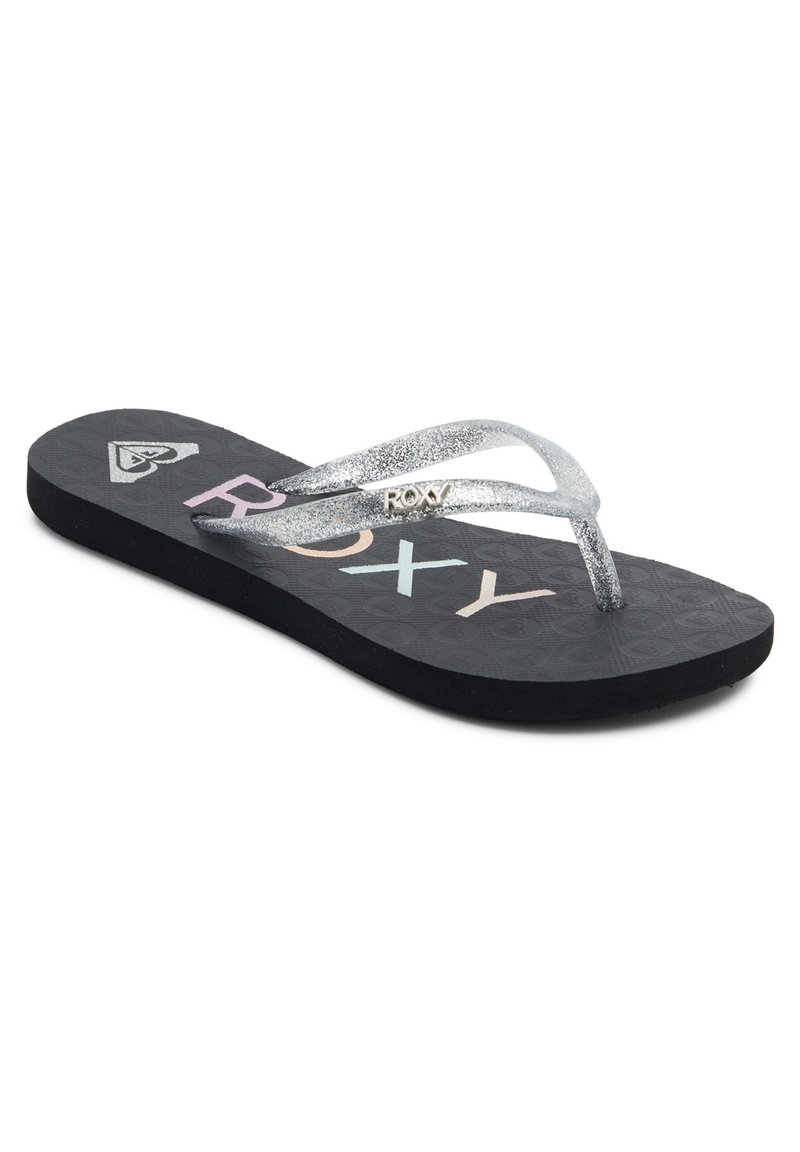 Flip-flop-sandaalit, joissa on musta teksturoidulla kumipohjalla ja hopeisilla glitteriolkaimilla. Ominaisuuksiin kuuluu "ROXY" -brändäys monivärisillä kirjaimilla.