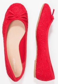 Ballerine rosse con motivo floreale in pizzo, dettaglio a fiocco sulla parte anteriore, soletta imbottita beige e suola piatta marrone, mostrate da viste superiore e laterale.