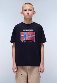 Camiseta de algodón negra con un diseño gráfico colorido que incluye elementos rojos y azules, mangas cortas y cuello redondo. Corte casual.