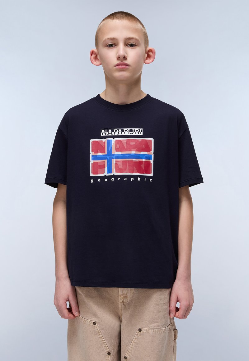 Camiseta de algodón negra con un diseño gráfico colorido que incluye elementos rojos y azules, mangas cortas y cuello redondo. Corte casual.