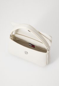 Tommy Jeans EVERYWHERE FLAP  - Handbag - beige