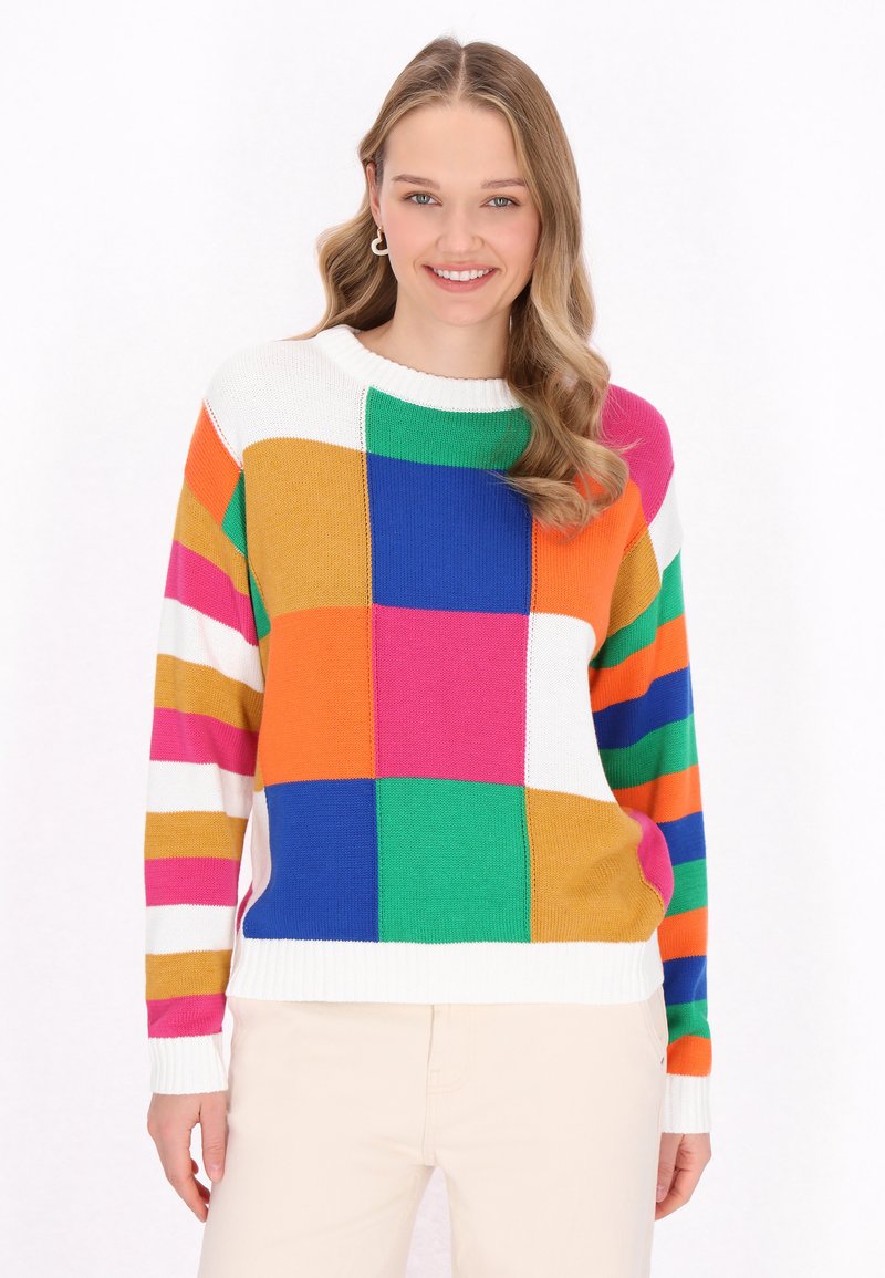 Maglione lavorato a maglia multicolore con un design patchwork caratterizzato da grandi quadrati in arancione, blu, verde, rosa e strisce gialle. Tessuto a maglia testurizzato.
