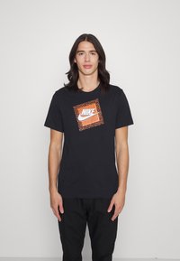 Nike Sportswear FRANCHISE TEE - T-shirt estampada - black
