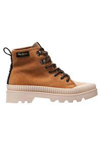Zapatillas de ante marrón de caña media con suela de goma texturizada, puntera redonda, ojales de metal y cordones tonales. Acento negro en el talón.