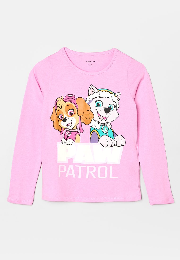 Roze langemouwen T-shirt met geanimeerde hondfiguren met grote hoofden en heldere ogen. Tekst luidt "PAW PATROL" in vetgedrukte witte letters.