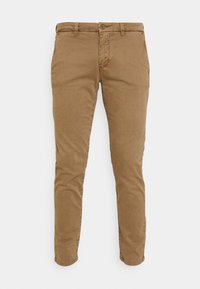 Bruine katoenen chinos met een slim fit, voorzien van een ritssluiting, knoopsluiting en zijzakken aan de voorkant. Gladde textuur met minimale stikseldetails.