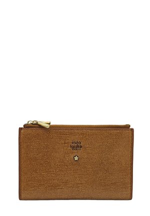 Portefeuille en cuir marron texturé avec fermeture éclair dorée et petit emblème étoile en or sous le nom de la marque « mila louise paris » à l'avant.