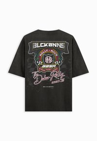 Zwarte t-shirt met korte mouwen, voorzien van een grafische print met kleurrijke racethema-ontwerpen en tekst. Gemaakt van een zachte katoenmateriaal.