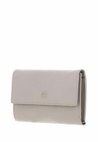 Portefeuille en cuir gris clair avec une texture lisse, fermeture à rabat, logo en relief sur le devant, et coutures contrastantes. Forme rectangulaire compacte.