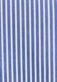 Tessuto a righe blu e bianche con righe sottili, consistenza tessuta e finitura liscia. Il design presenta linee verticali alternate.