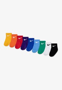 Nike ponožky v rade so desať pármi. Farby zahŕňajú žltú, oranžovú, červenú, fialovú, modrú, svetlomodrú, zelenú, bielu a čiernu. Každý pár má biele logo.