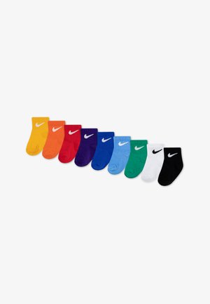 Nike ponožky v rade so desať pármi. Farby zahŕňajú žltú, oranžovú, červenú, fialovú, modrú, svetlomodrú, zelenú, bielu a čiernu. Každý pár má biele logo.