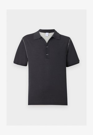 Svart kortermet polo med to knapper foran, klassisk krage og diskrete hvite sømmer langs skuldersømmene.