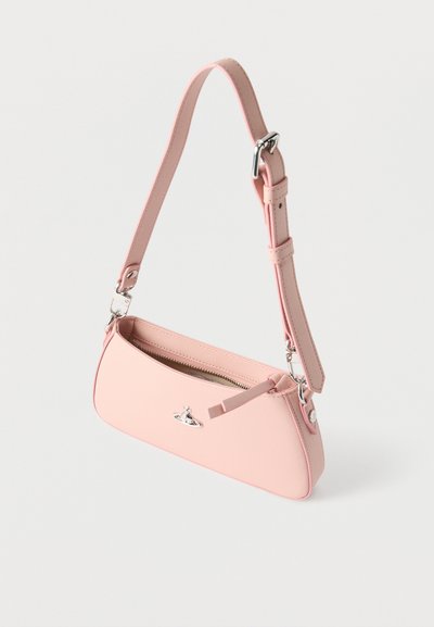 Μικρή παστέλ ροζ δερμάτινη τσάντα ώμου με ρυθμιζόμενο λουρί και ασημί μεταλλικό λογότυπο σε σχήμα σφαίρας μπροστά, με φερμουάρ εν μέρει ανοιχτό.