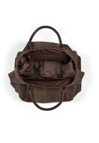 Sac fourre-tout en suède marron avec des accents en cuir foncé, fermeture zippée et intérieur spacieux avec doublure marron et plusieurs poches.
