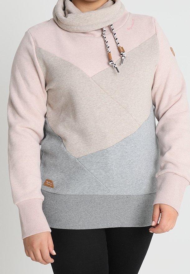 Sudadera ligera con cuello tipo embudo, presenta un diseño geométrico en rosa pastel, gris y gris claro con puños acanalados en contraste.