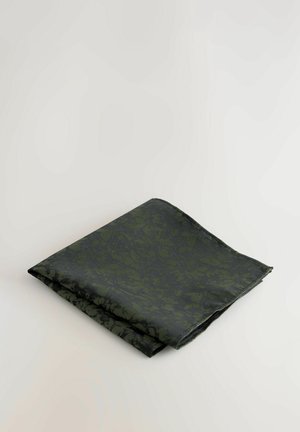 Dunkelgrünes Stoffquadrat mit einem dezenten Blumenmuster, das eine glatte Textur und gefaltete Kanten aufweist, in leicht kontrastierenden Grüntönen.