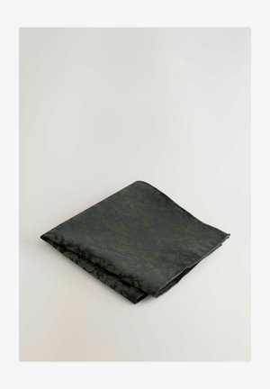 Pătrat de țesătură verde închis cu un model floral subtil, având o textură netedă și margini pliate, nuanțe de verde ușor contrastante.