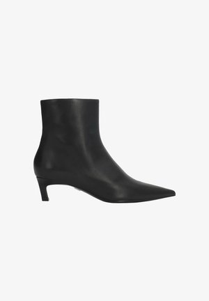 Stivali neri in pelle fino alla caviglia con punta affilata e tacco basso e spesso. Texture liscia con un design minimalista e senza hardware visibile.