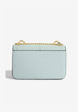 Stačiakampis šviesiai mėlynas piniginė su austu raštu, su auksine grandinėlės dirželiu ir juodu krašteliu palei kraštus.