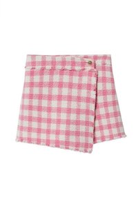 Roze-wit geruite wikkelrok van gestructureerd materiaal, met een rafelige zoom en een knoopsluiting aan de zijkant.