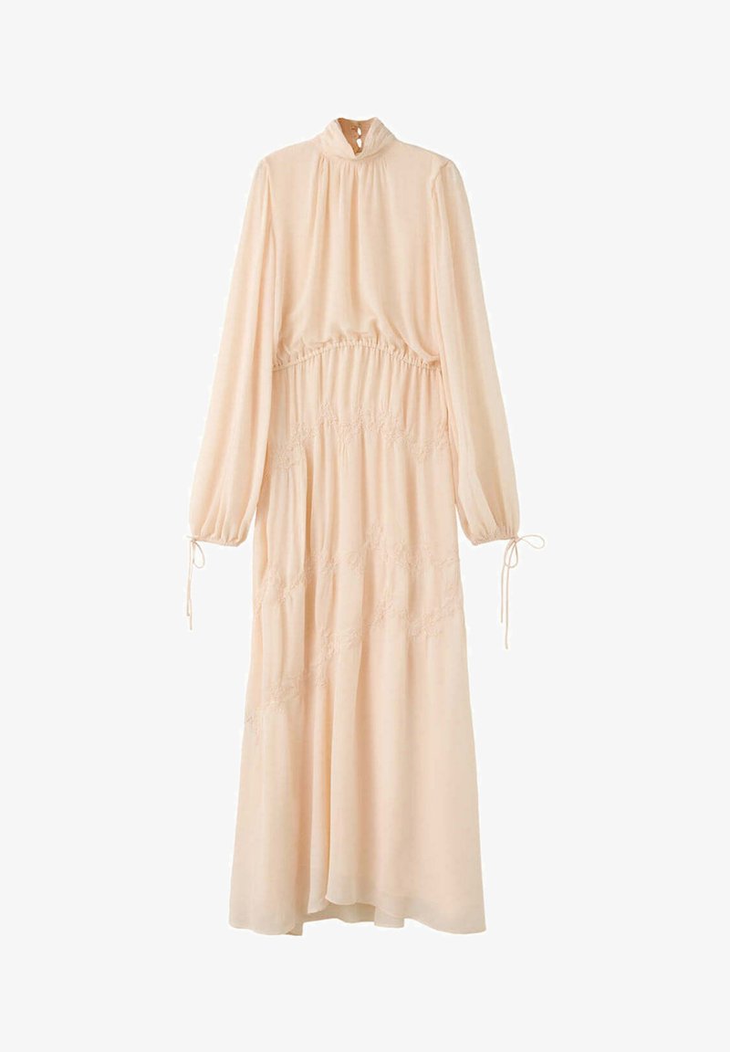 Longue robe beige avec col montant, manches longues, taille froncée, broderie délicate et détails à nouer aux poignets.