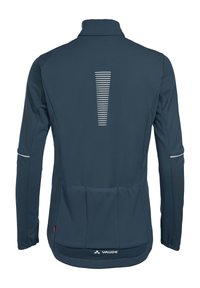 Veste softshell bleu foncé avec un col montant, détail rayé réfléchissant au dos et trois poches arrière. Écrous élastiques.