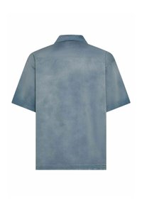 Camicetta a maniche corte in tessuto blu sbiadito con una texture liscia, caratterizzata da un colletto classico e orlo dritto. Nessun motivo o dettaglio visibile.
