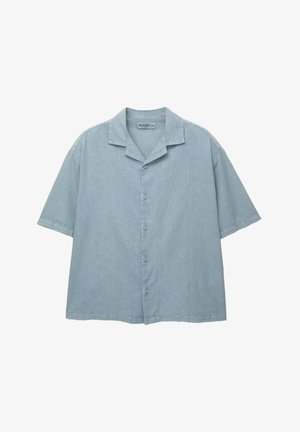 Lyseblå kortærmet skjorte med knap-lukning foran og krave med hak. Fremstillet af blødt stof med en subtil tekstur og afslappet pasform.