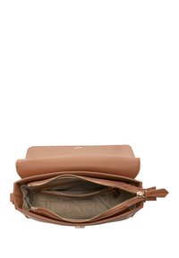 Sac bandoulière synthétique beige avec un rabat plat, deux compartiments intérieurs, des fermetures éclair et des accents en métal doré.