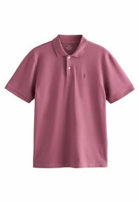 Polo tričko v tlmenej fialovej farbe s klasickým golierom, trojriadkovou gombíkovou légou, krátkymi rukávmi a malou výšivkou na hrudi.
