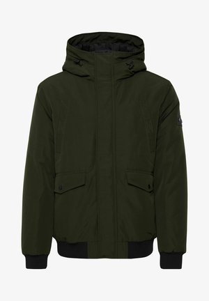 Temno zelena jakna s kapuco, sprednjim zadrgo, dvema velikima stranskima žepoma, elastičnimi manšetami in črnim tekstilnim detajlom na rokavu.