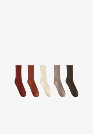 Cinci perechi de șosete cu rebre în nuanțe de roșu închis, ruginiu, crem, taupe și maro închis, cu o textură netedă și formă standard de șosetă.