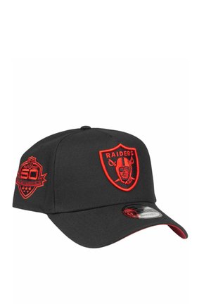 Schwarze Baseballkappe mit rotem "Raiders" Schild-Logo auf der Vorderseite und einem Patch zum 50. Jubiläum an der Seite, geschwungene Krempe mit roter Unterseite.