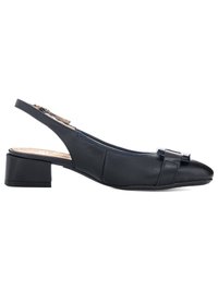 Scarpa slingback in pelle nera con tacco basso a blocco, punta quadrata e dettaglio a fiocco decorativo sulla parte anteriore.