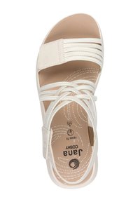 Sandal di un beige chiaro con più strap in tessuto bianco e una parte superiore testurizzata. Presenta una soletta imbottita e una suola piatta e durevole.